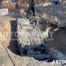 Во Владивостоке автомобиль с девушкой рухнул в неогороженную глубокую яму