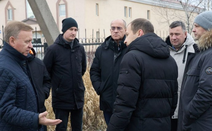 На улице Сахалинской продолжают устранять утечку воды На улице Сахалинской продолжают устранять утечку воды