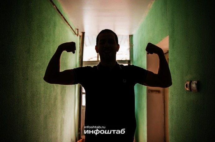 Астраханец на улице напал на полицейского