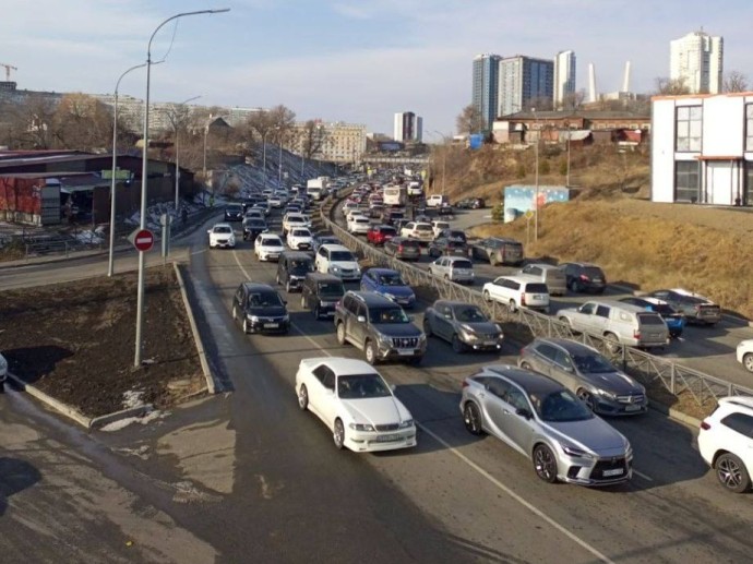 Владивосток стоит в километровых пробках в выходной день Владивосток стоит в километровых пробках в выходной день