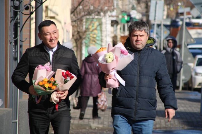 Женщины назвали самые желанные подарки на 8 марта