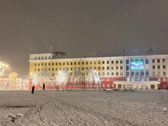 В Кирове начали украшать Театральную площадь