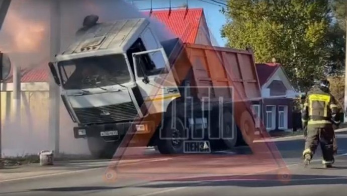 В селе под Пензой загорелся самосвал В селе под Пензой загорелся самосвал