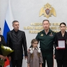 Родным белгородского росгвардейца вручили награду Героя России