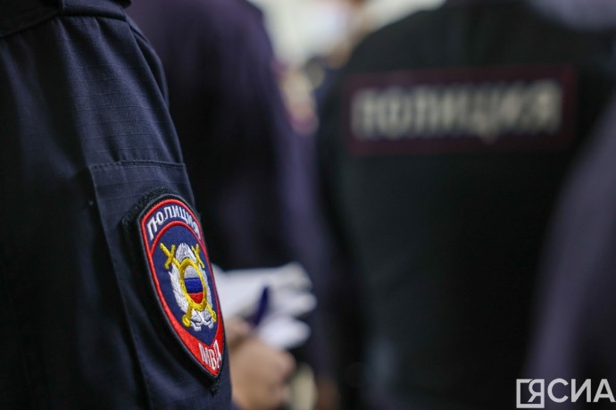 В Якутске пьяный пассажир разбил стекло такси из-за спора об оплате