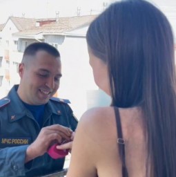 В Улан-Удэ пожарный сделал предложение любимой необычным образом