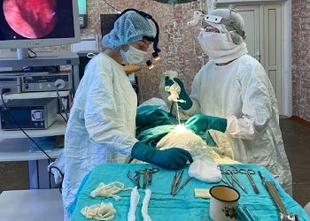 В Приамурье врач спасла женщину со страшным ножевым ранением горла
