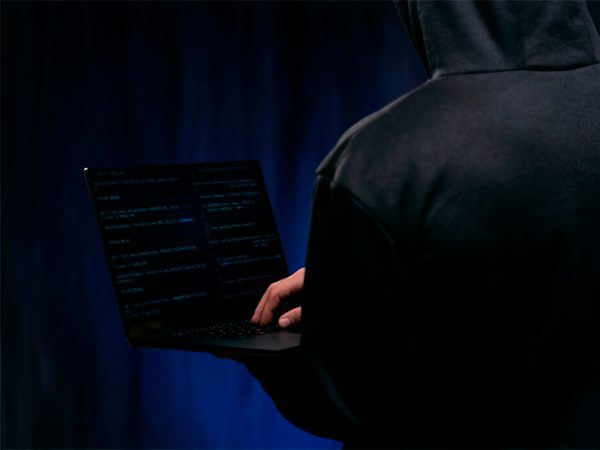 Разыскиваемому в США хакеру предъявлено обвинение в России