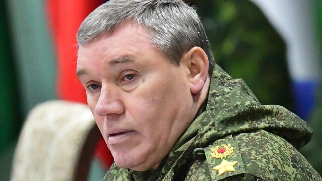 Герасимов проверил ход выполнения боевых задач группировкой "Центр" Герасимов проверил ход выполнения боевых задач группировкой "Центр"