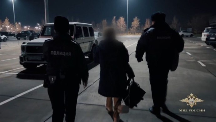 Эрику Владыко, бросившую ребёнка в отеле Таиланда, задержали в аэропорту Владивостока Эрику Владыко, бросившую ребёнка в отеле Таиланда, задержали в аэропорту Владивостока