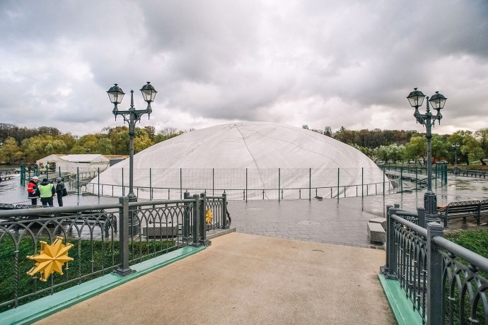 Фонтан в парке музея-заповедника «Царицыно» на зиму накрыли куполом Фонтан в парке музея-заповедника «Царицыно» на зиму накрыли куполом