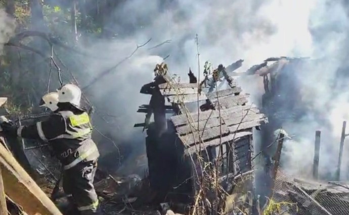 "Зря крышу делали": в "Теплой долине" в Долинске вспыхнула хозпостройка