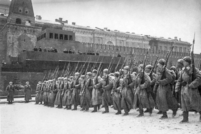 Собянин поздравил москвичей с 84-й годовщиной военного парада на Красной площади Собянин поздравил москвичей с 84-й годовщиной военного парада на Красной площади