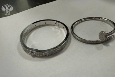 Таможенники в Домодедово задержали мужчину с браслетами Cartier в кроссовке
