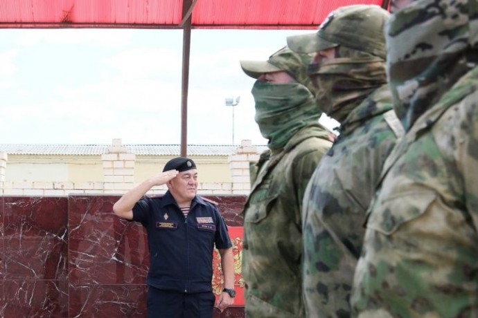 В Астрахани отличившимся на спецоперации росгвардейцам вручили награды