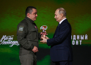 Владимир Путин вручил активистам премию «Все для Победы!»