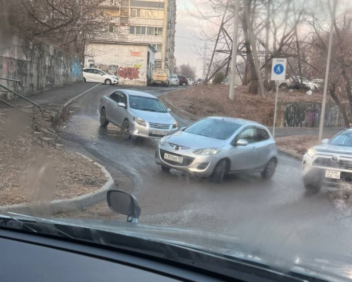 Ледяной каток образовался на одной из дорог Владивостока после обещаний устранить течь