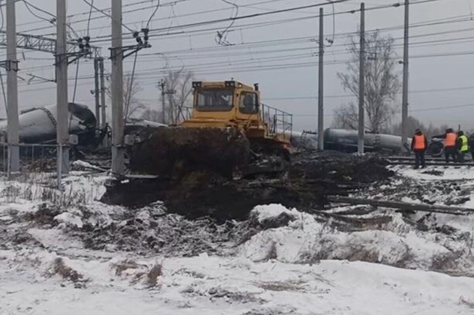 Под Пензой столкнулись маневровый локомотив и грузовой поезд