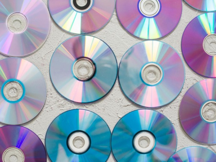 Из пыли DVD-дисков — в будущее оптики: российские физики создали материал, меняющий лазерный свет