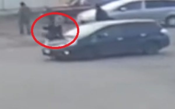 В Улан-Удэ торопливая девушка попала под колёса автомобиля