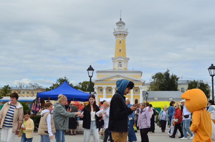 Диджей-сет, спецназ и лошадь Снегурочка: как Кострома начала отмечать день города Диджей-сет, спецназ и лошадь Снегурочка: как Кострома начала отмечать день города