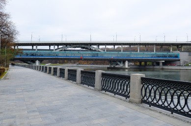 Мужчина спрыгнул в Москву-реку с моста «Лужники»