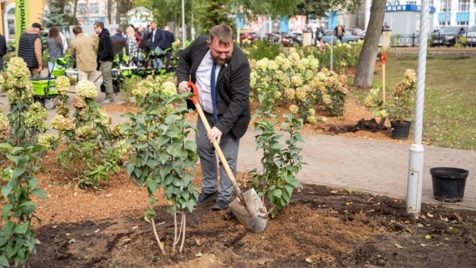 Симаков озеленил сквер на Лепсе