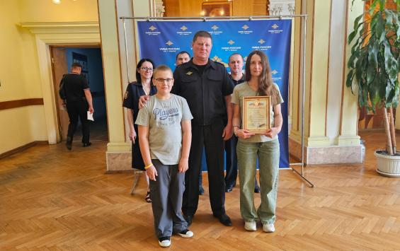Жительницу Курска наградили за бдительность и помощь полиции