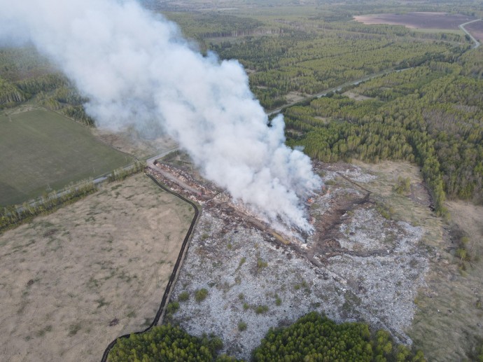 В Пензенской области три дня тушили пожар на свалке бытовых отходов