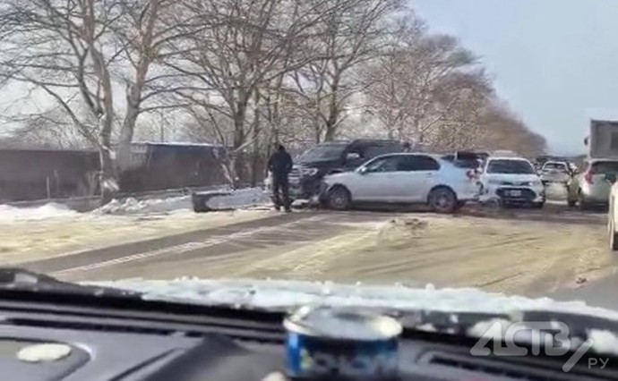 Серьёзное ДТП спровоцировало затор на улице Фархутдинова в Южно-Сахалинске