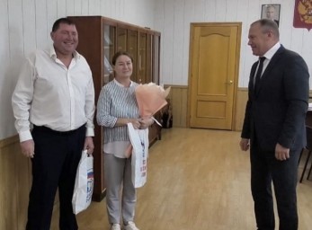 Партийцы Зубово-Полянского местного отделения «Единой России» вручили памятные подарки семье участника СВО