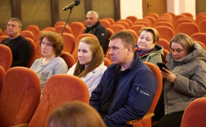 ЖКХ, дороги, газификация: вице-мэр Виталий Данилов провел встречу с жителями Березняков и Старорусского