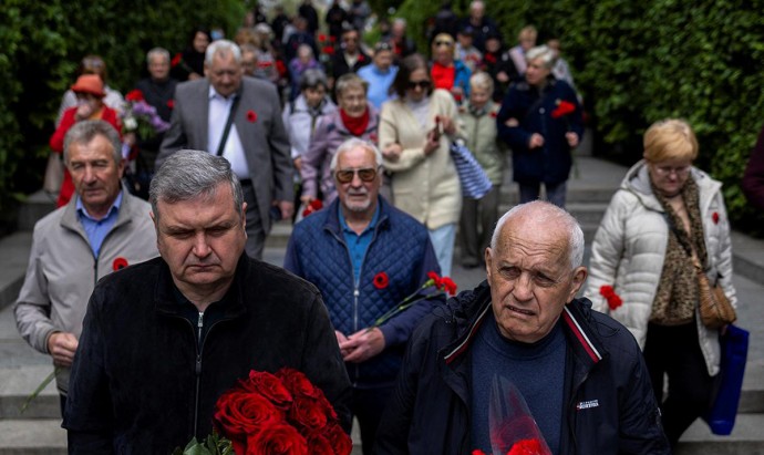 «Я и молюсь на русском. Сажать будете?» На празднующих 9 Мая пенсионеров на Украине устроили настоящую «охоту»