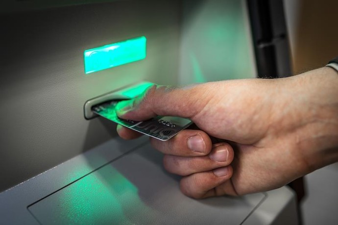 Сотрудник заведения в Москве украл с карты работодателя более 1 млн рублей