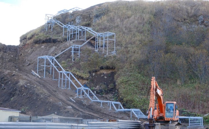 На Кунашире строят лестницу "Спящая красавица": новый маршрут к бухте и видом на вулкан На Кунашире строят лестницу "Спящая красавица": новый маршрут к бухте и видом на вулкан