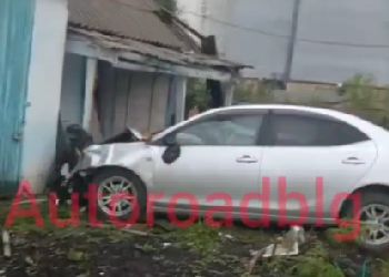 В ДТП с палисадником в Пояркове пострадал водитель легковушки
