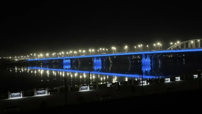 В Уфе мост через Белую зажегся синим цветом