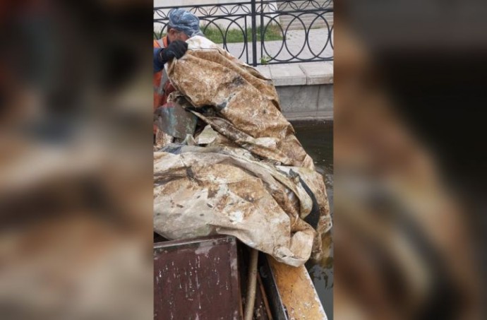 В городском канале Астрахани утопили рекламный баннер
