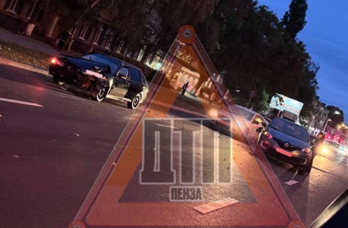 На улице Кулакова в Пензе жестко столкнулись две легковушки