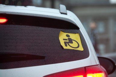 В СФ предложили уведомлять инвалидов о регистрации машины на их имя