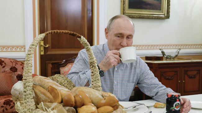 Путин попробовал пирожки с "Вологодским" вареньем