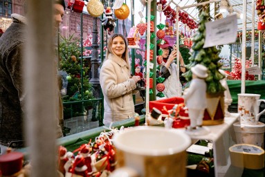 Особенные подарки для близких можно приобрести в торговых шале фестиваля «Путешествие в Рождество»