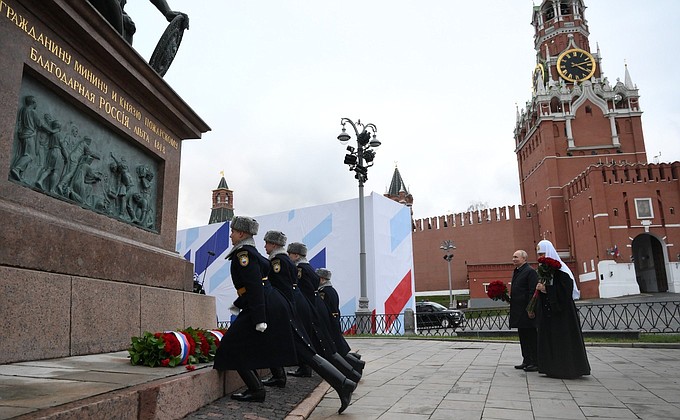 Возложение цветов к памятнику Кузьме Минину и Дмитрию Пожарскому Возложение цветов к памятнику Кузьме Минину и Дмитрию Пожарскому