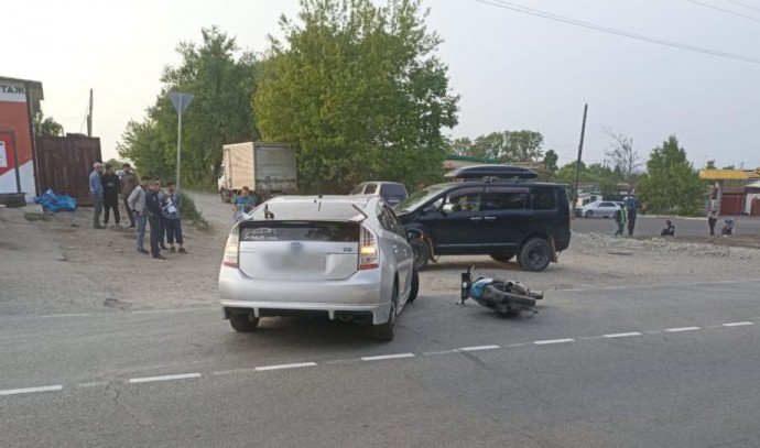 Несовершеннолетние гоняли на мопеде и попали под колеса машины во Владивостоке
