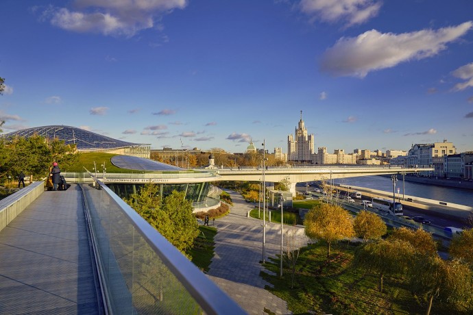 В парке «Зарядье» обновят деревянный настил парящего моста В парке «Зарядье» обновят деревянный настил парящего моста