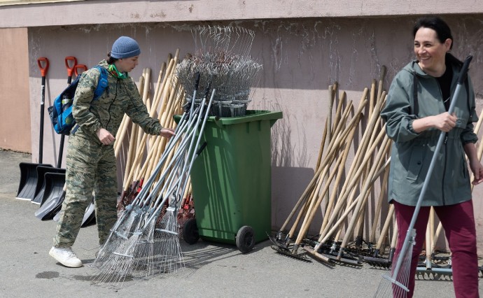 На субботник в городской парк вышли свыше 200 южносахалинцев
