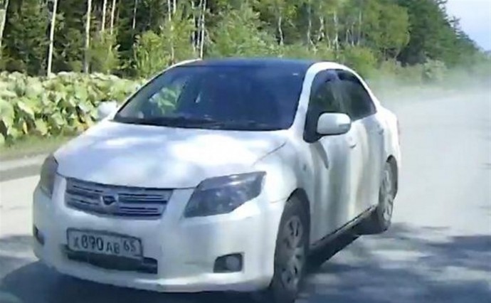 На охотской трассе водитель выехал навстречу и едва не спровоцировал аварию — в машине были дети