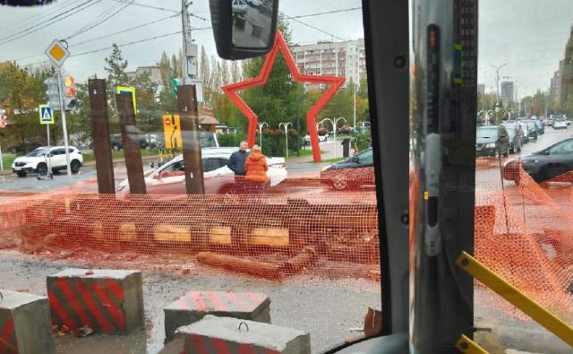 Провал на улице Софьи Перовской в Уфе заблокировал движение Провал на улице Софьи Перовской в Уфе заблокировал движение