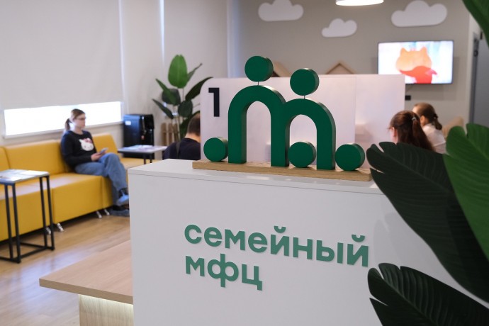 Александр Дронов посетил Семейный МФЦ в Старой Руссе