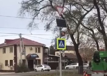 Светофор сделал безопаснее путь к одной из школ Благовещенска Светофор сделал безопаснее путь к одной из школ Благовещенска